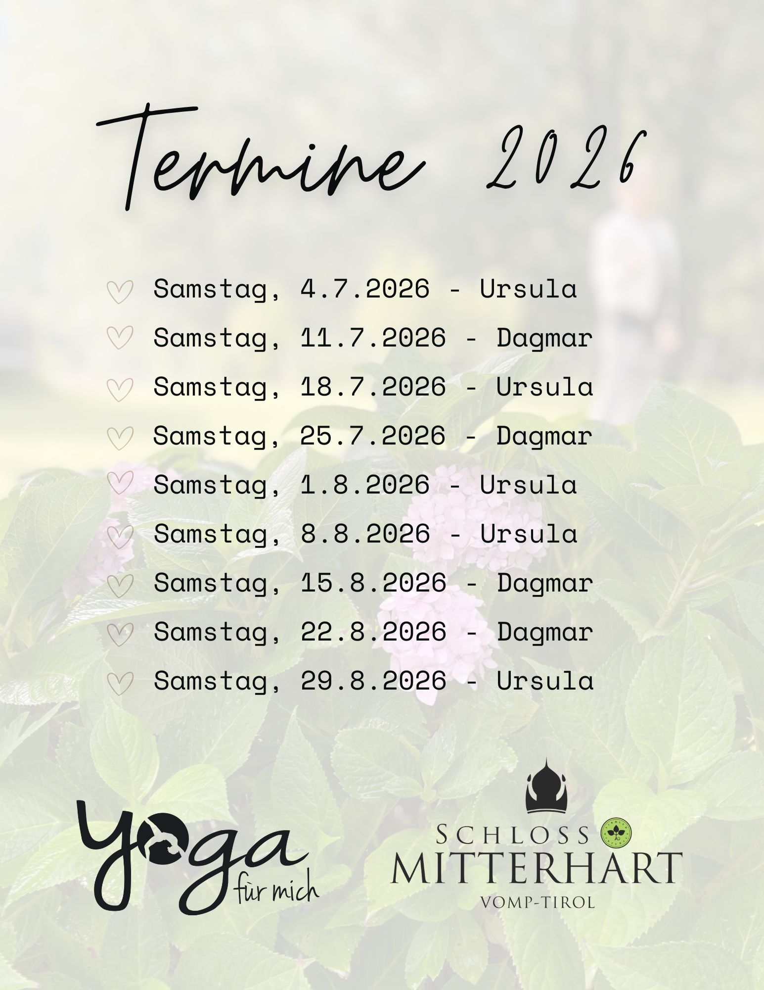 Terminübersicht_Mitterhart_2026 Mehrere tibetische Klangschalen mit Holzklöppeln auf blauen Tüchern für Yoga und Meditation bei einem Yoga-Retreat.