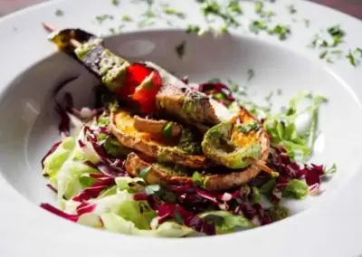 Mediterranes veganes Gericht mit gegrilltem Gemüse, Salat und Kräutern im Hotel Balatura in Kroatien – gesunde Küche beim Yogaretreat.